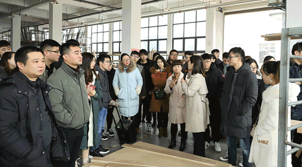 观赏智能出产车间及2800㎡产物休会中间